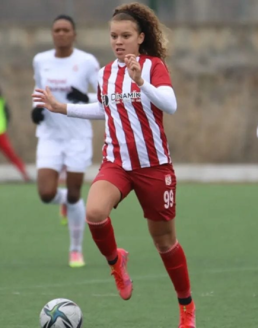 Caroline Shimoguiri<h5>Midfielder</h5>